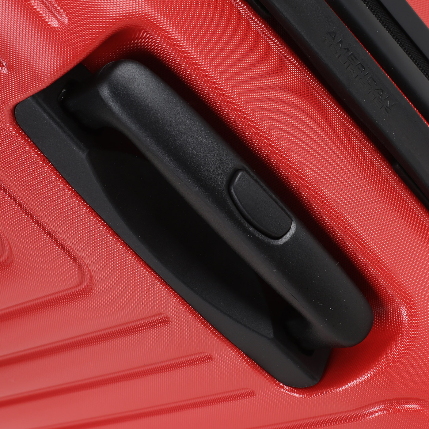 Чемодан средний M из поликарбоната с кодовым замком American Tourister Mighty Maze