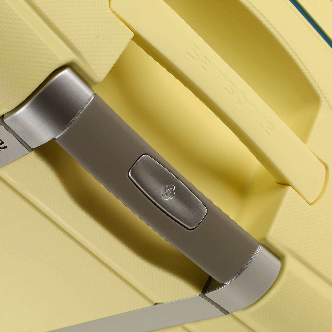 Чемодан средний M из полипропилена с кодовым замком Samsonite S’Cure