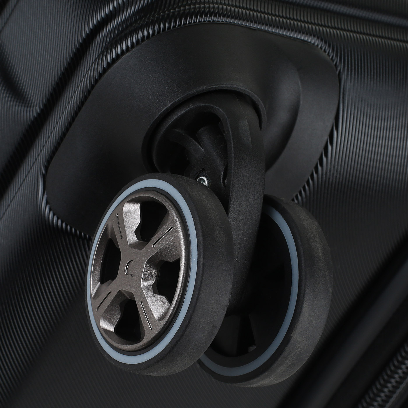 Чемодан на колесах Delsey Shadow 5.0