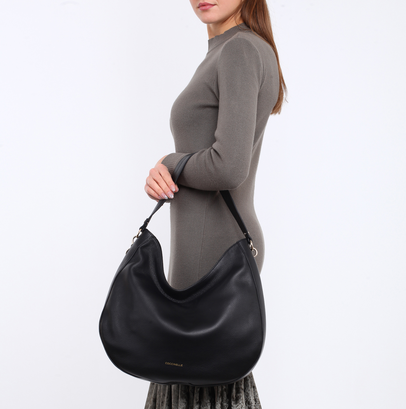 Сумка-хобо на молнии Coccinelle Alpha