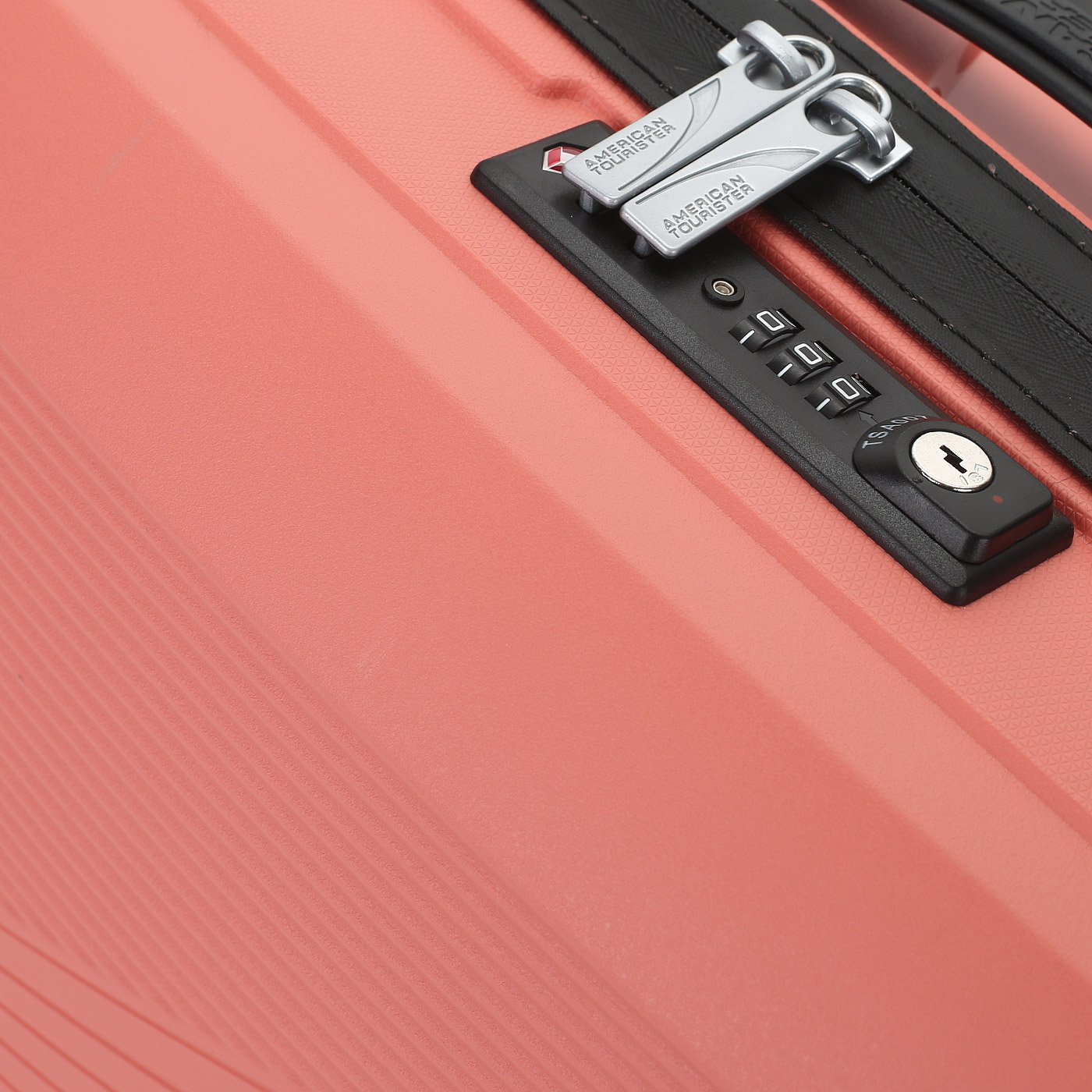 Чемодан для ручной клади из полипропилена с кодовым замком American Tourister Airconic