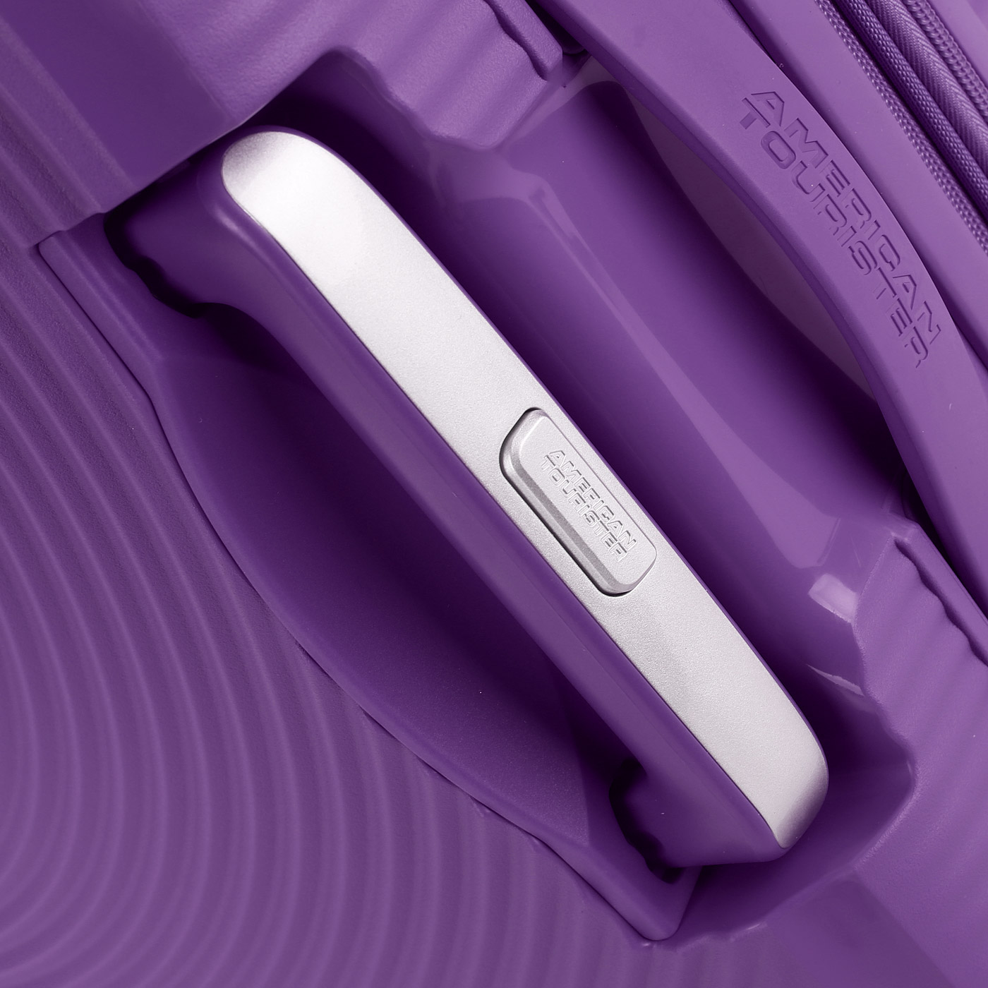 Чемодан средний M из полипропилена с кодовым замком American Tourister Soundbox