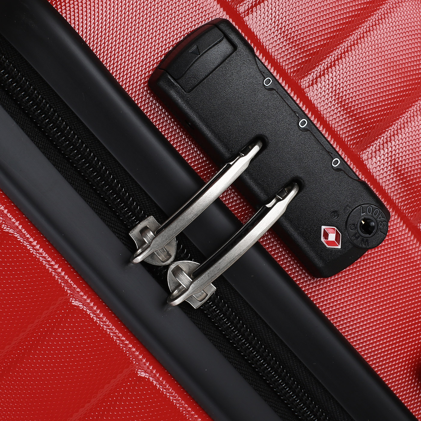 Чемодан средний M из поликарбоната с кодовым замком American Tourister Mighty Maze