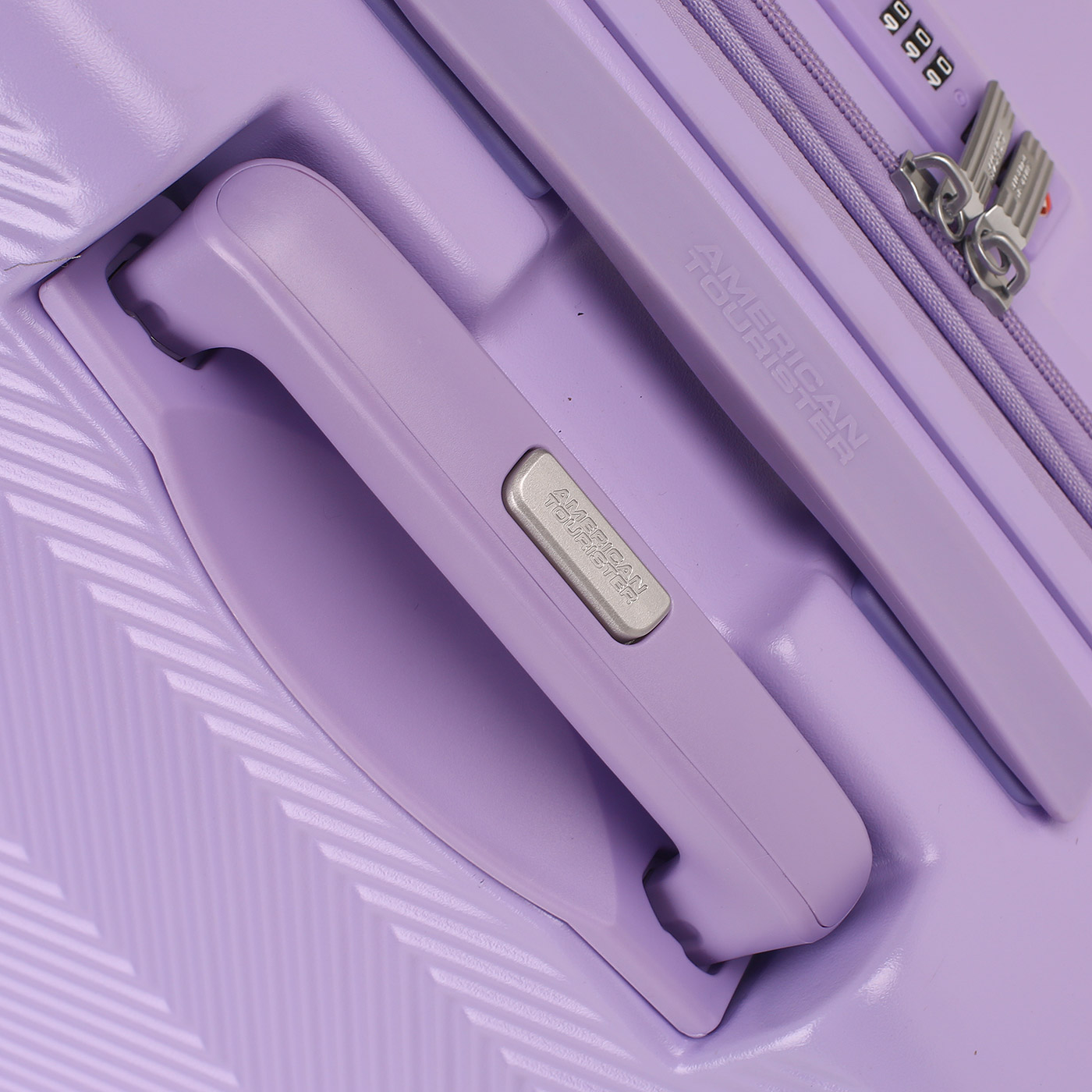 Чемодан средний M из поликарбоната с кодовым замком American Tourister Flylife