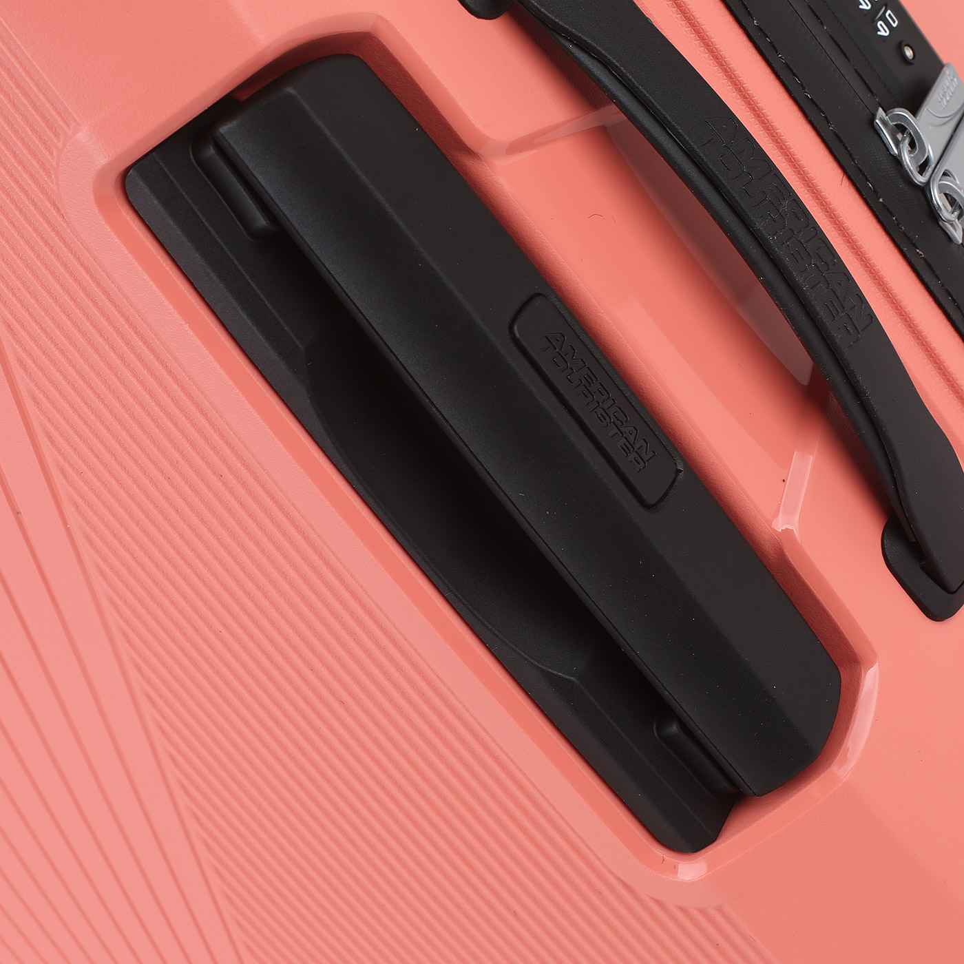 Чемодан средний M из полипропилена с кодовым замком American Tourister Airconic