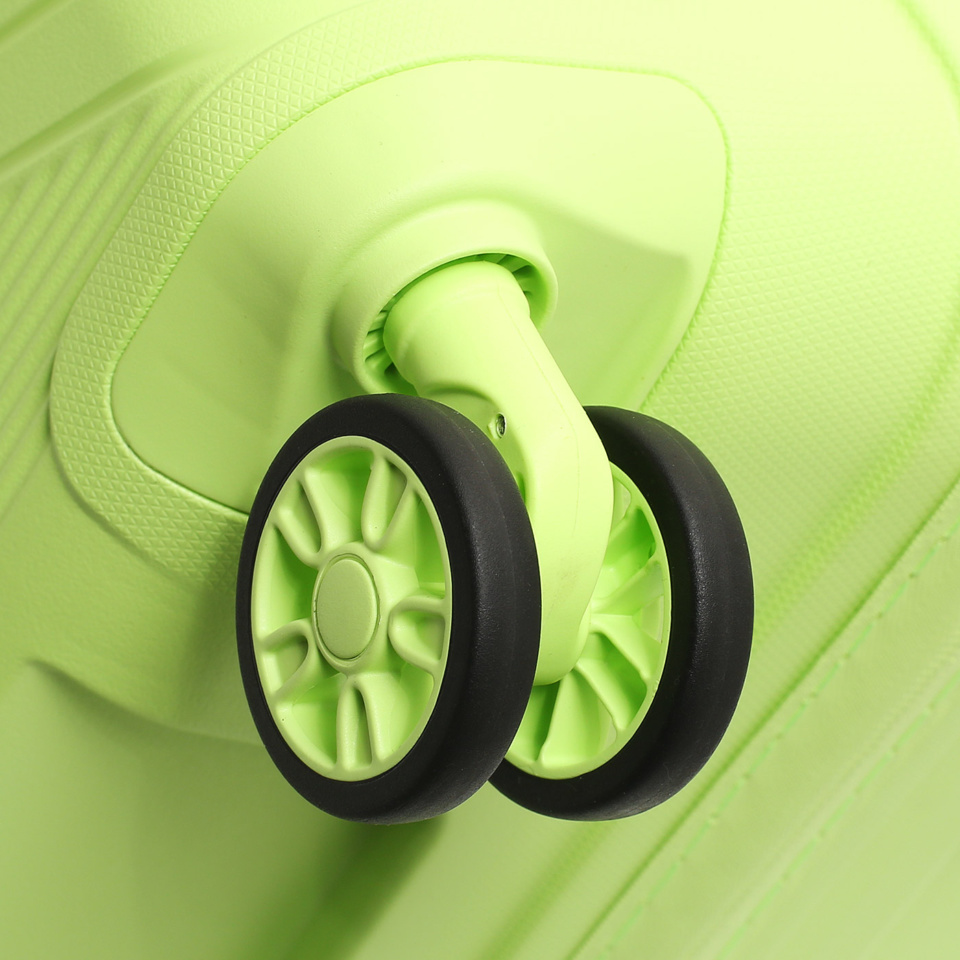 Чемодан средний M из полипропилена American Tourister Airconic