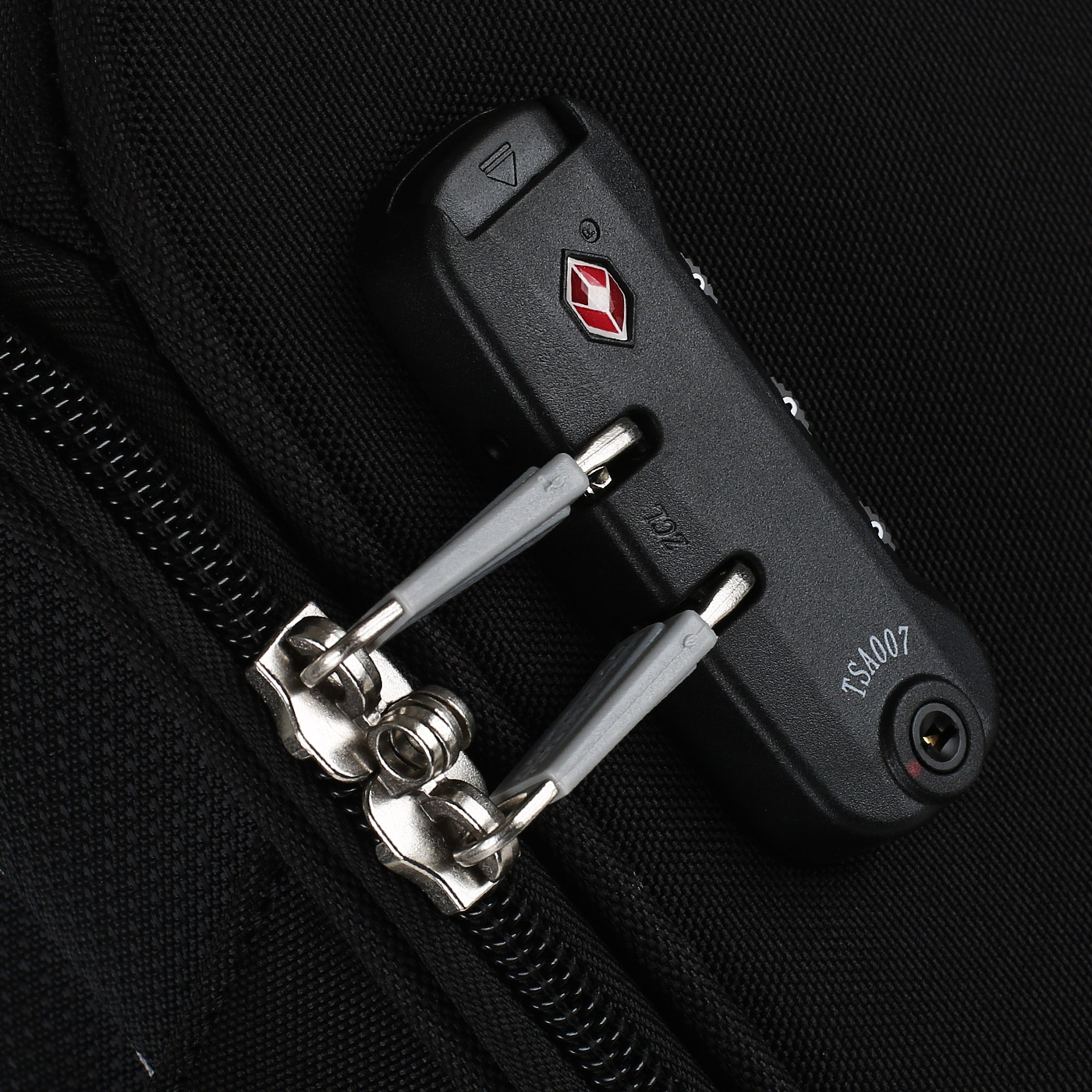 Чемодан большой L тканевый с кодовым замком American Tourister Holiday Heat