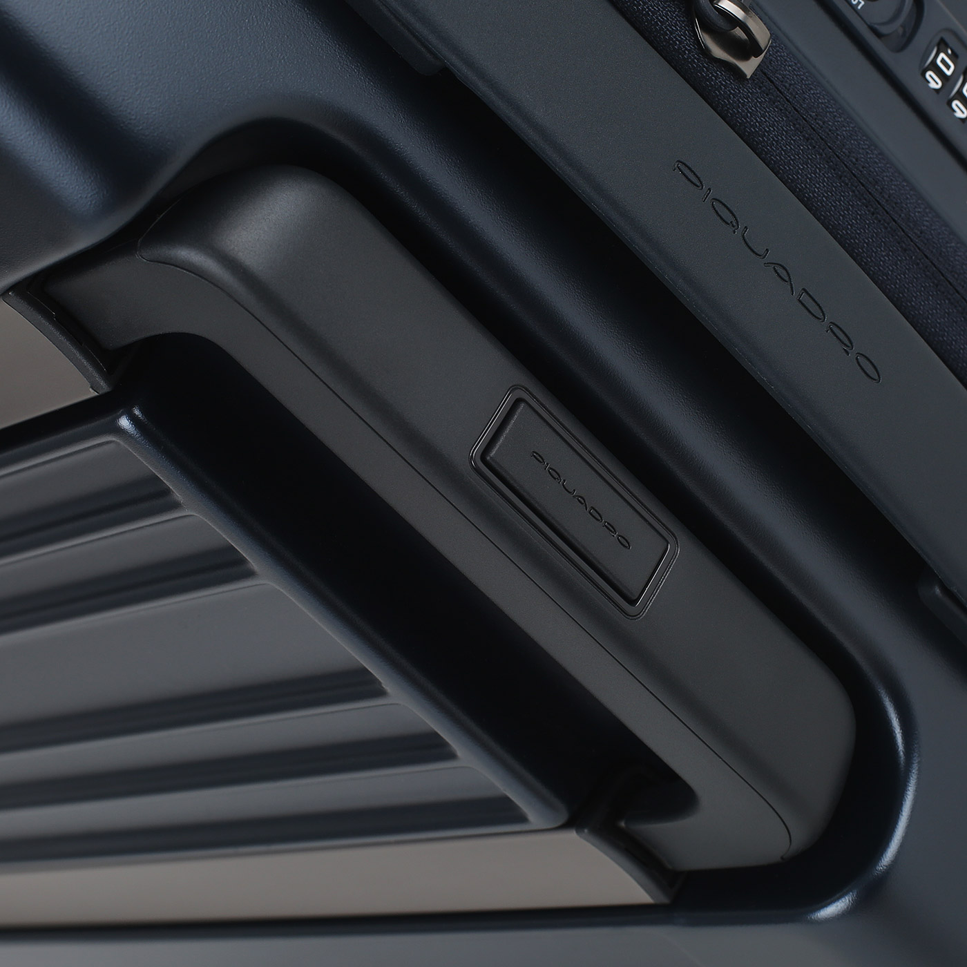 Чемодан для ручной клади из поликарбоната Piquadro PQ Light