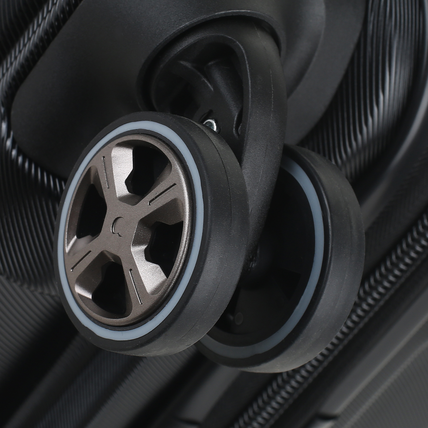 Чемодан на колесах Delsey Shadow 5.0