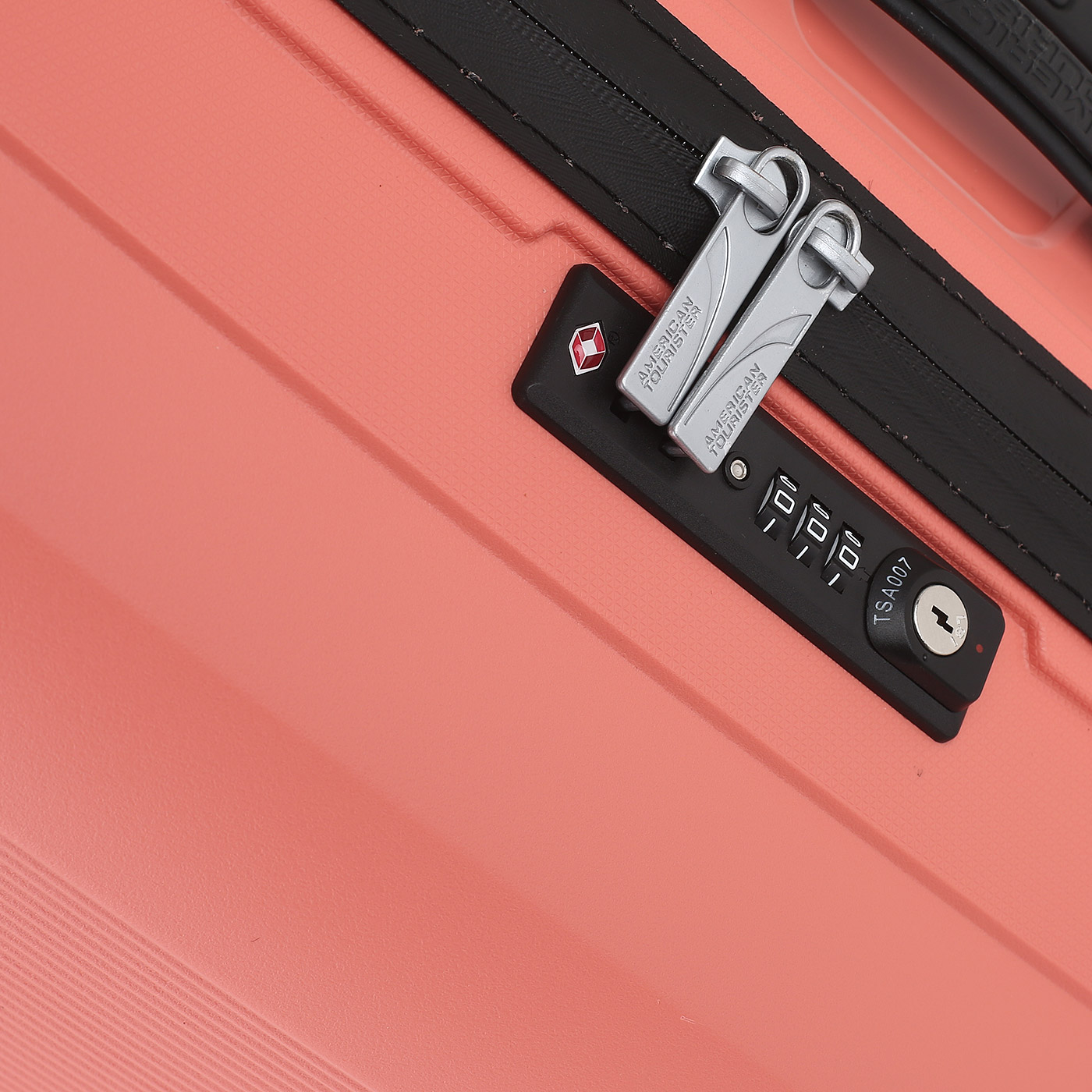 Чемодан средний M из полипропилена с кодовым замком American Tourister Airconic